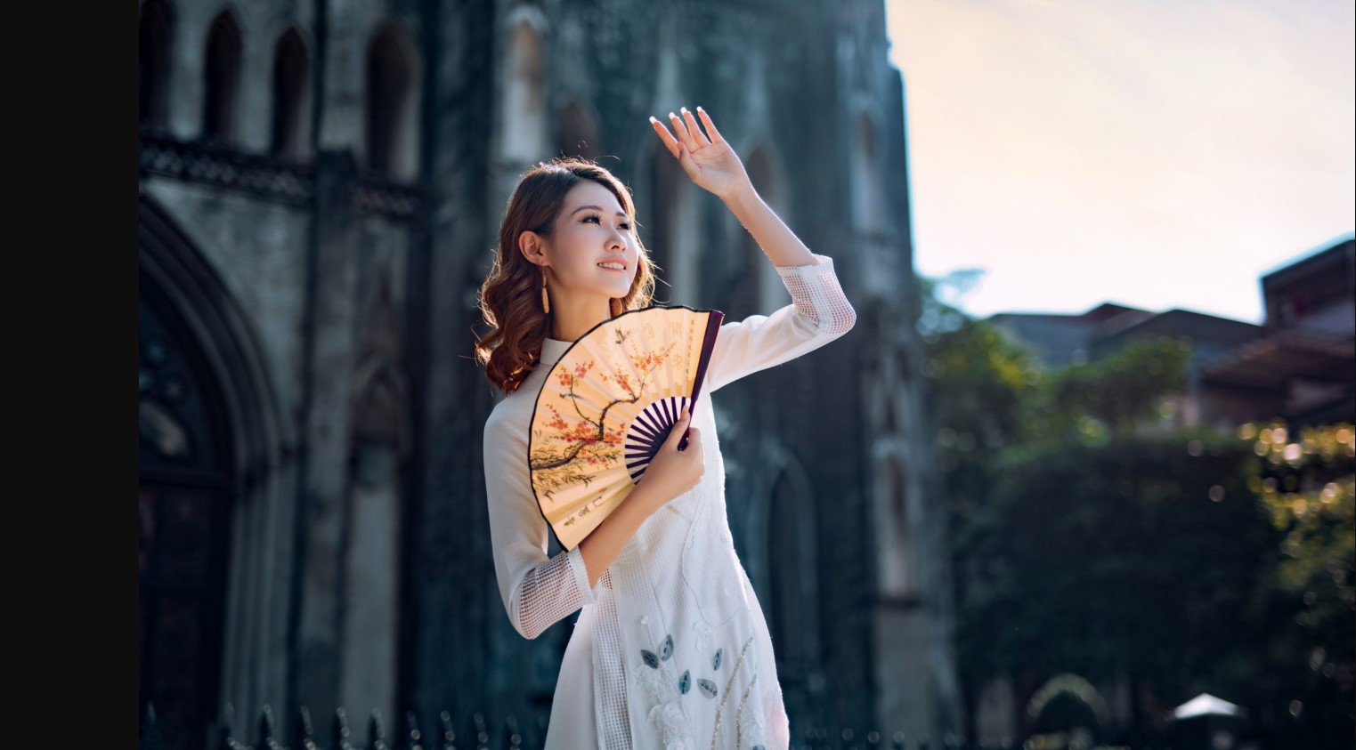 Chiều bên hông nhà thờ